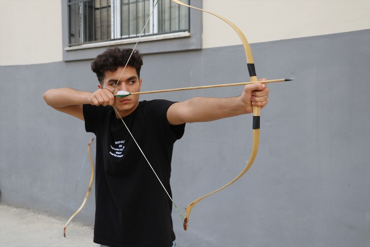 Adana'da lisede başladığı geleneksel okçulukta gençler rekoru kıran 17 yaşındaki Muhammed Ömer...