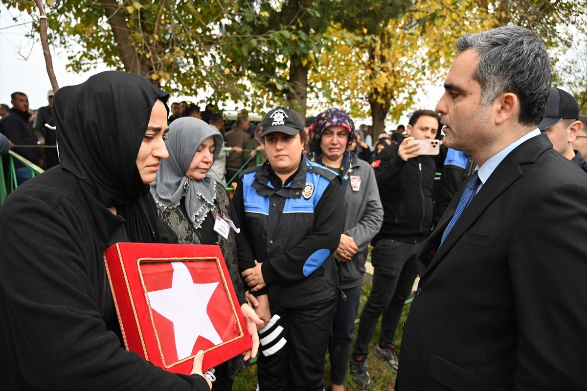 Adana'da lösemi tedavisi gördüğü hastanede hayatını kaybeden polis memuru İsa Azmaz'ın cenazesi...