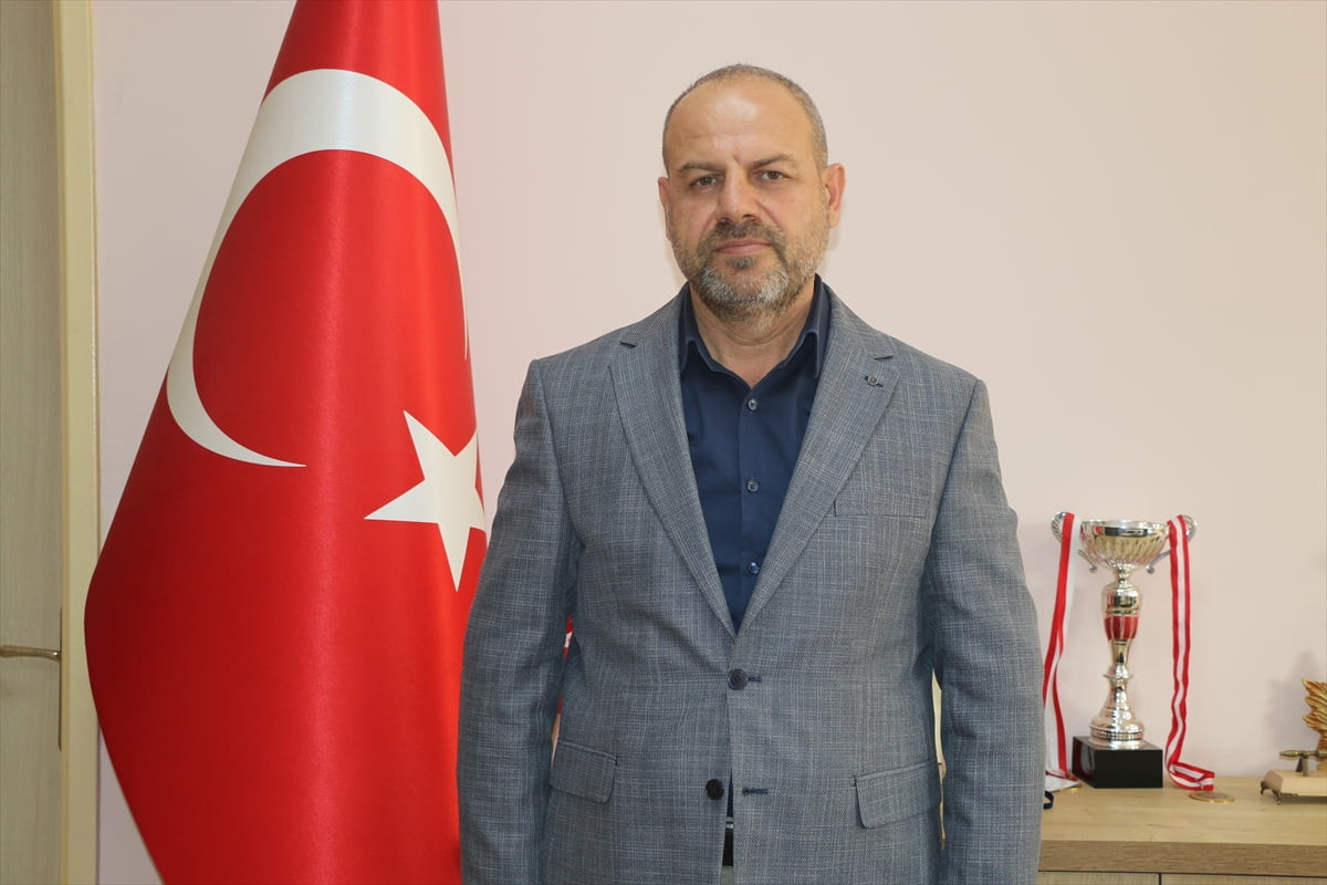 Adana'da mobilya üretiminde kendisini geliştiren 53 yaşındaki Şehmus Yaman, müdürlüğünü yaptığı...