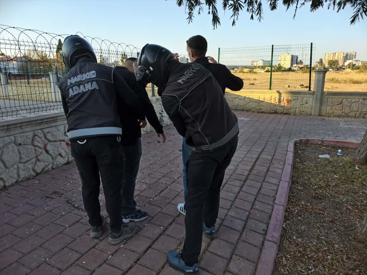 Adana'da narkotik ekiplerince gerçekleştirilen denetimlerde uyuşturucu kullandığı tespit edilen 20...
