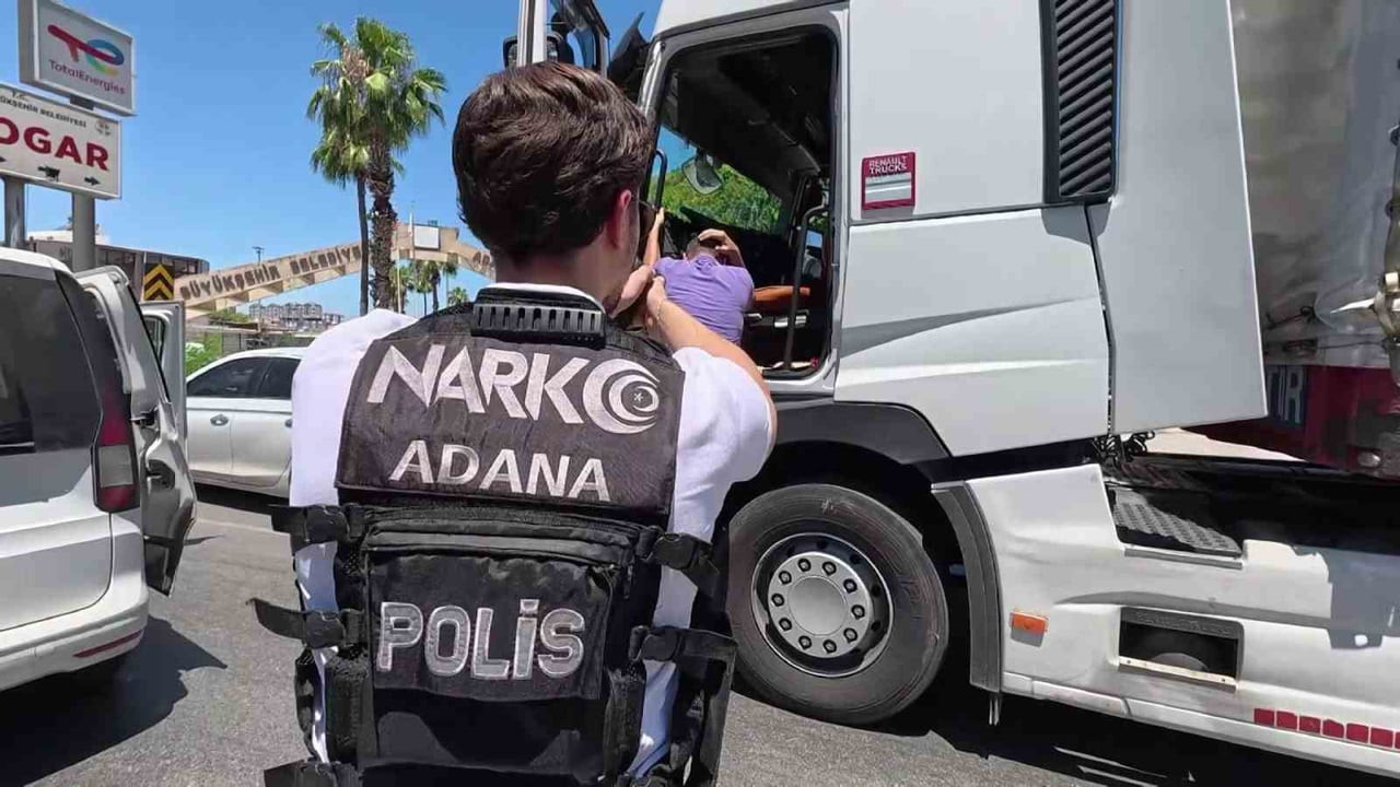 ADANA'DA NARKOTİK POLİSİNİN DÜZENLEDİĞİ OPERASYONDA DURDURULAN TIRDA 1 MİLYON 800 BİN ADET...