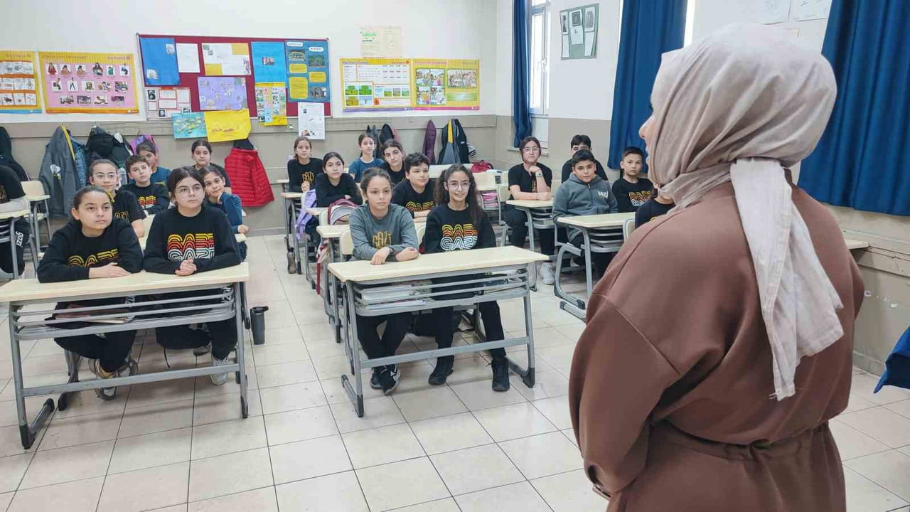 ADANA'DA ÖĞRENCİLER LÖSEMİLİ ÇOCUKLARA YARDIM ETMEK İÇİN HARÇLIKLARINI BİRİKTİRİP, SINIFLARDAKİ...