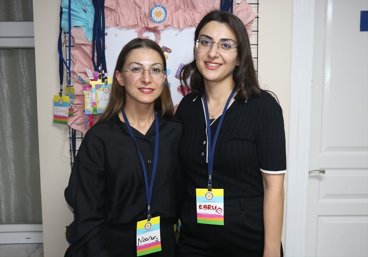 Adana'da öğretmen kardeşler Nisanur Taşcı (solda) ve Ebru Yıldırım (sağda), mesailerinden arta...