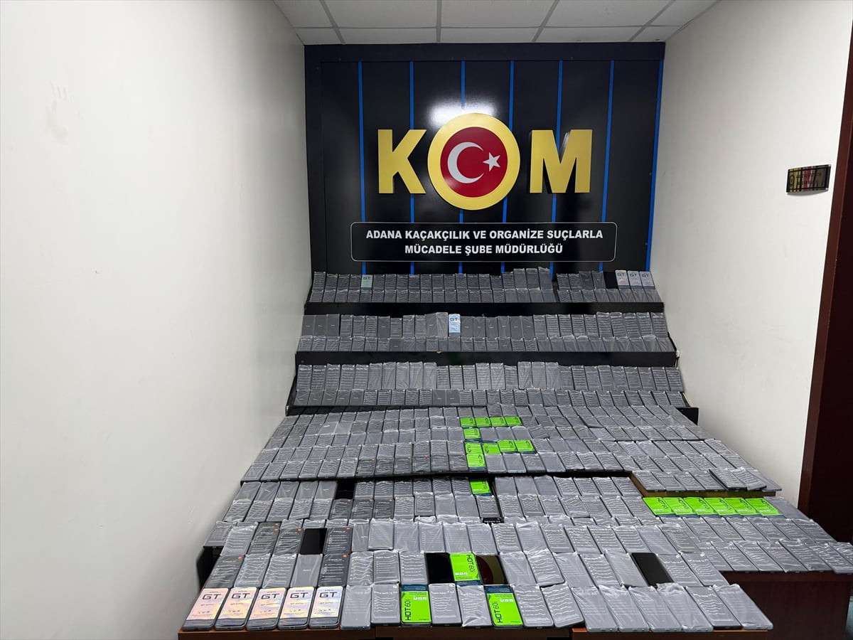 Adana'da otobüste gümrük kaçağı 452 cep telefonu ele geçirildi, sürücü tutuklandı.