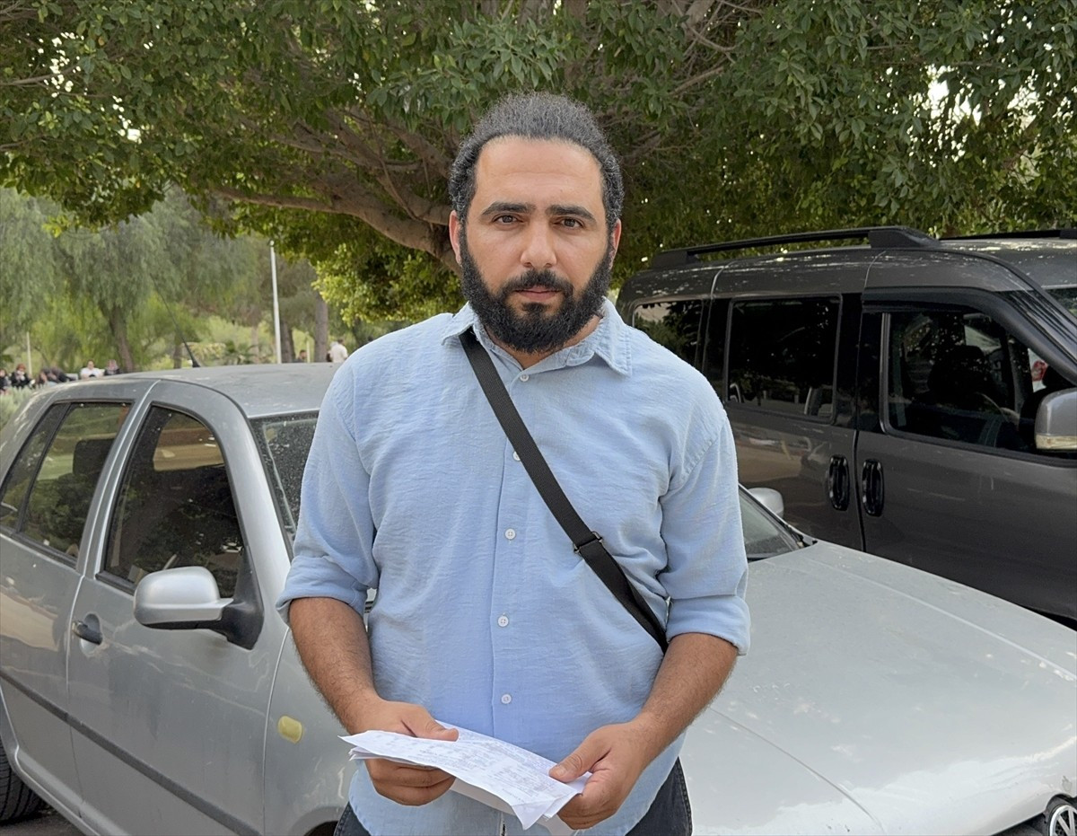 Adana'da otomobilin çarptığı motosikletin sürücüsünün yaralandığı kaza güvenlik kamerasınca...