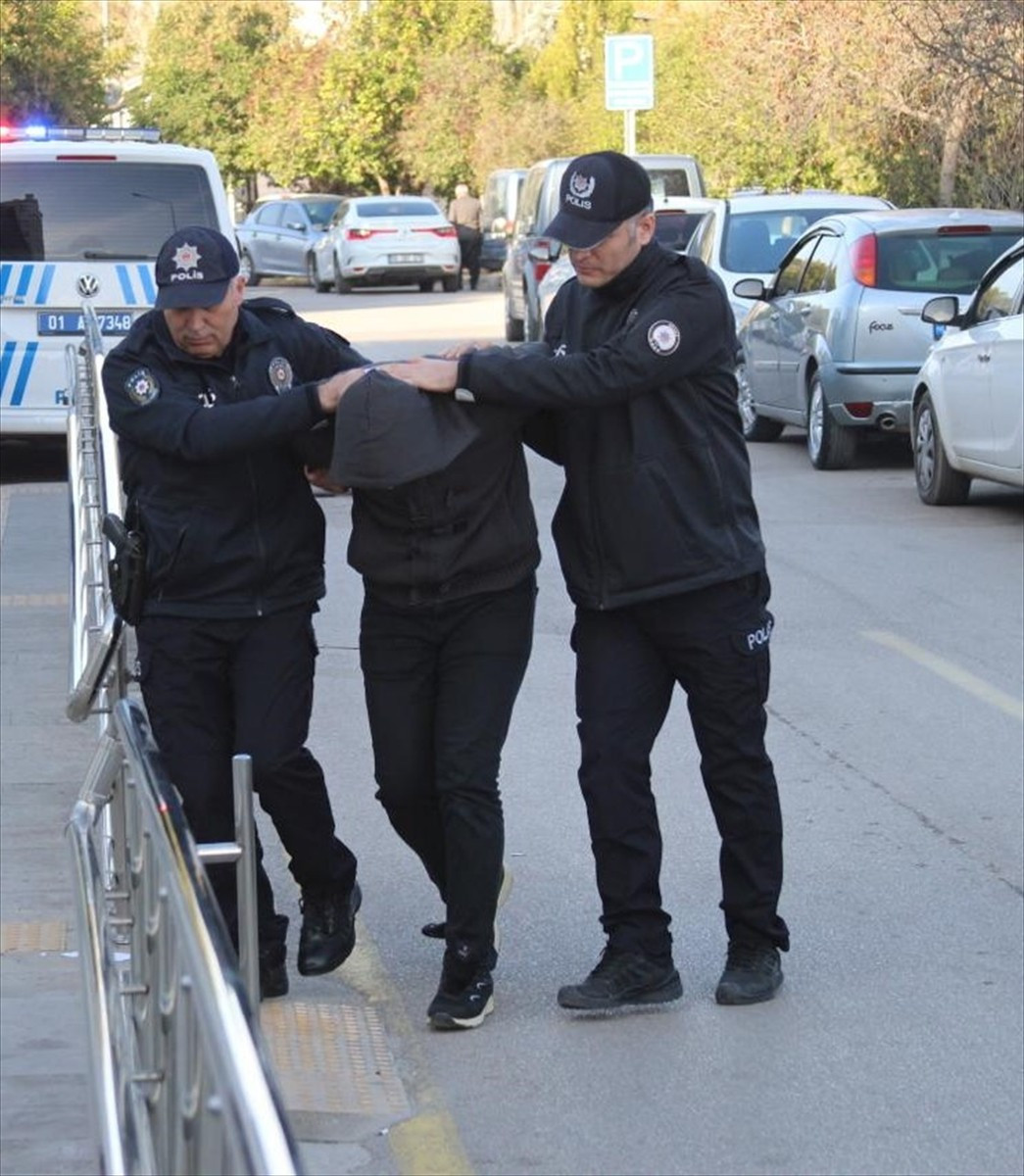 Adana'da özel halk otobüsü şoförü, tartıştığı motosiklet sürücüsü kadını darbettiği iddiasıyla...