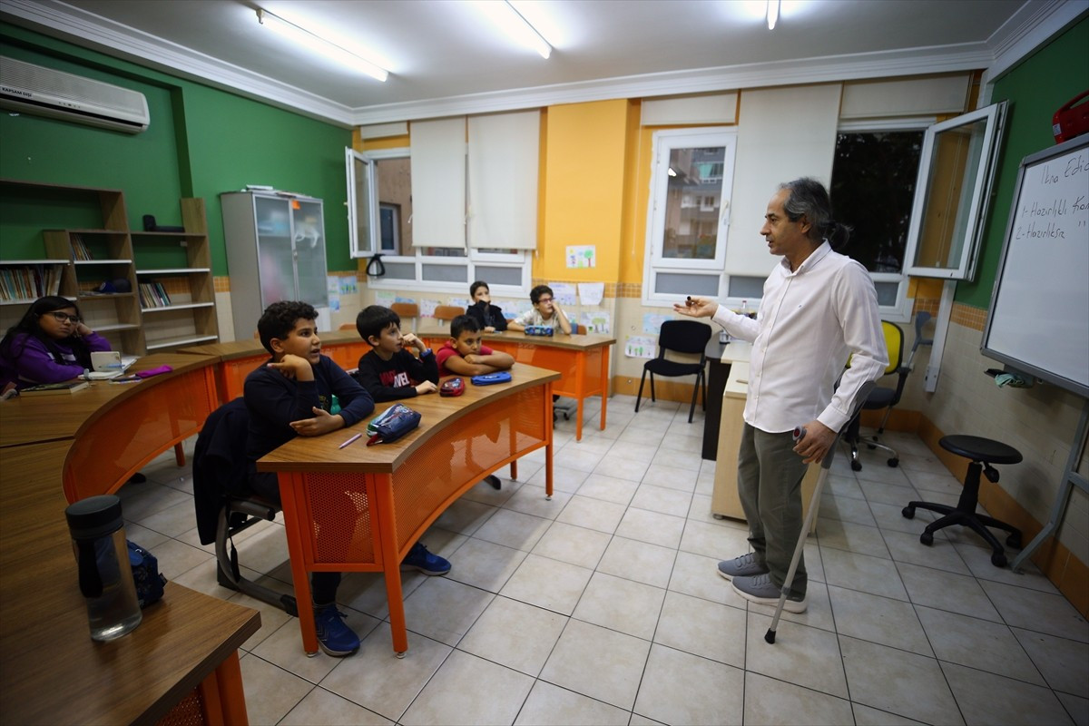 Adana'da özel yetenekli öğrencilerin eğitim aldığı okulda görev yapan 45 yaşındaki bedensel...