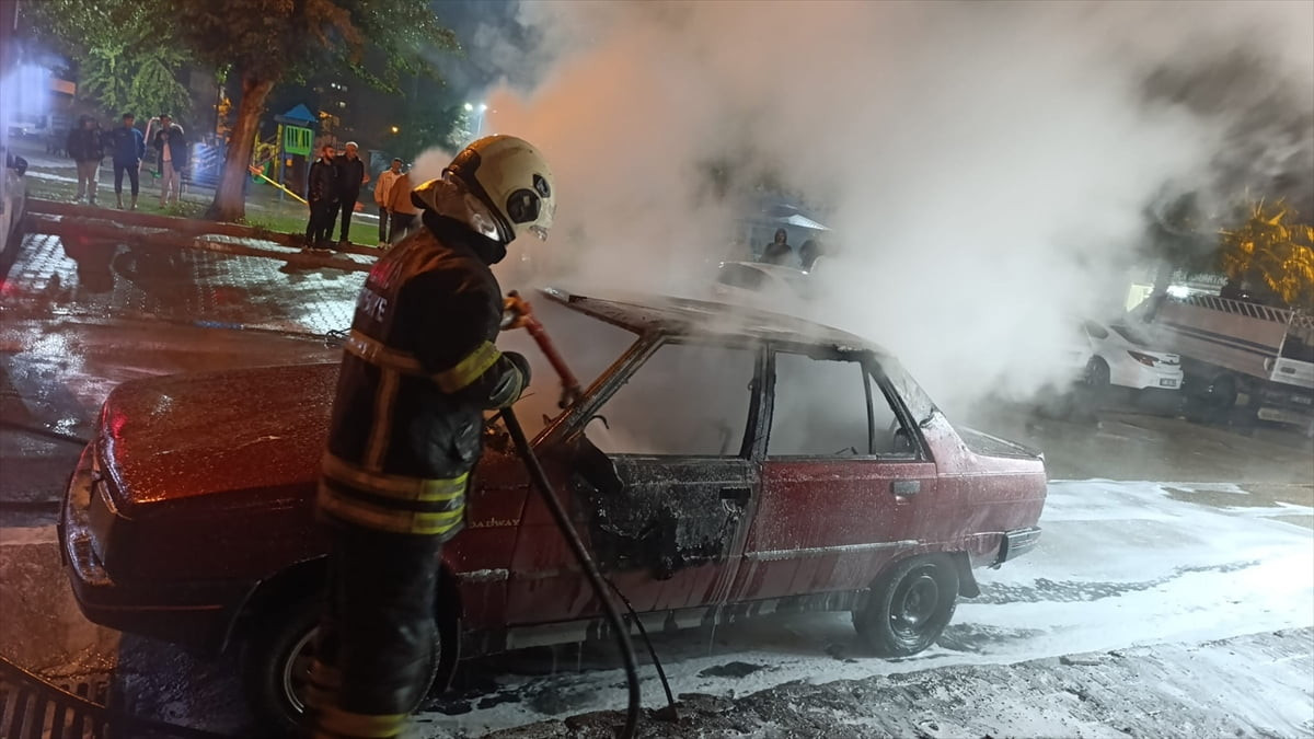 Adana'da park halindeki otomobilde çıkan yangın itfaiye ekiplerince söndürüldü.