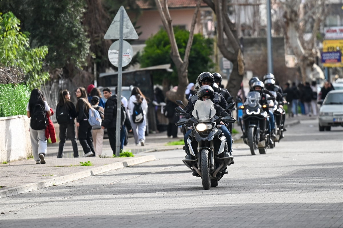 Adana'da polis ekipleri, uyuşturucuyla mücadele kapsamında tamir atölyelerinden üniversitelere...