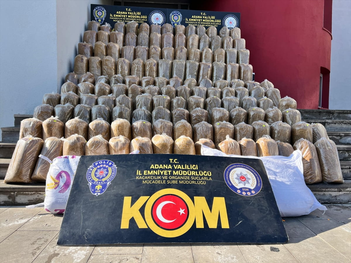 Adana'da polis ekiplerince 2,5 ton kaçak tütün ele geçirildi, 5 şüpheli gözaltına alındı.