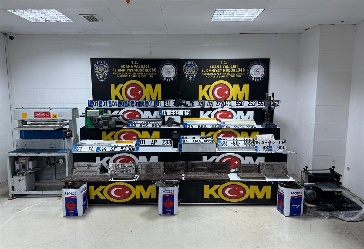 Adana'da polis ekiplerince düzenlenen operasyonda 136 sahte araç plakası ele geçirildi, gözaltına...