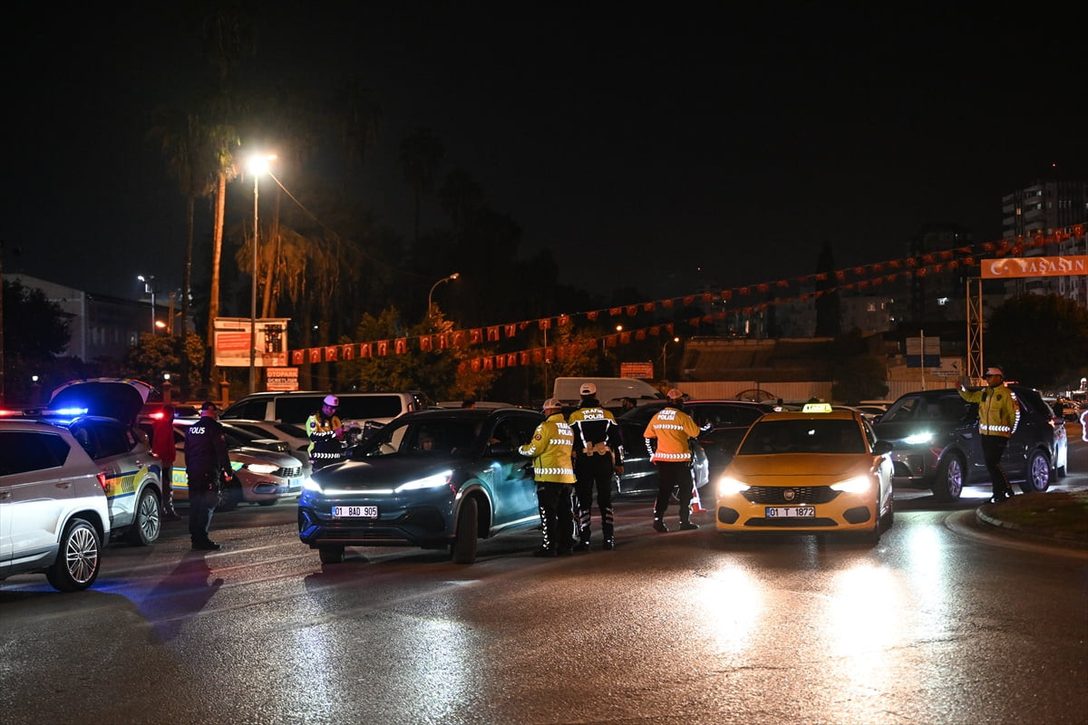 Adana'da polis ekiplerince trafik denetimi gerçekleştirildi. Polis ekipleri, 278 aracı durdurarak...