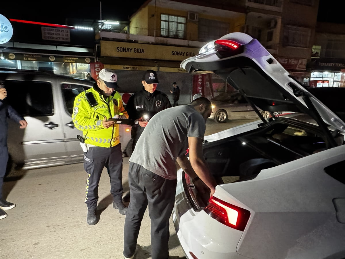 Adana'da polis, jandarma ve sahil güvenlik ekiplerince, "huzur ve güven" uygulaması yapıldı.