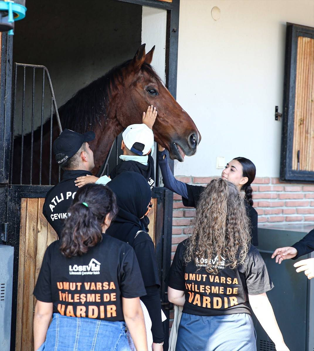Adana'da polisler, Atlı Polis Grup Amirliği'nde lösemili çocuklarla bir araya geldi. Atları seven...