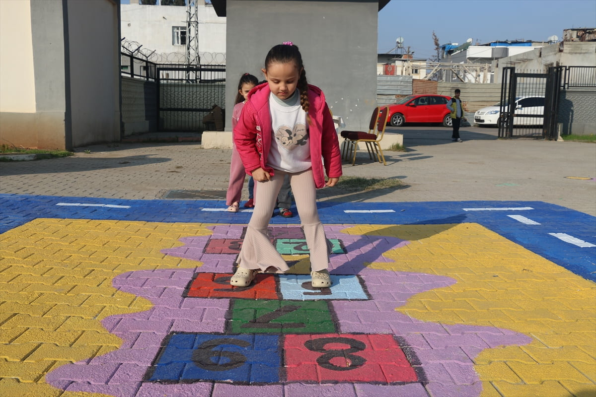Adana'da "Okulum Renklensin Projesi" kapsamında bir araya gelen idareci, öğretmen ve üniversite...