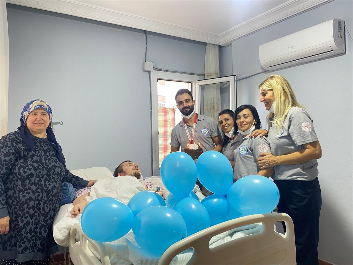 Adana'da rahatsızlığı nedeniyle yatağa bağımlı 26 yaşındaki gencin film izleme hayali, doğum...