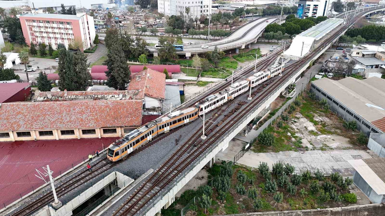 ADANA'DA RAYDAN ÇIKAN METRO VAGONU DİREĞE ÇARPARAK DURABİLDİ. KAZA SONRASI YOLCULAR TAHLİYE...