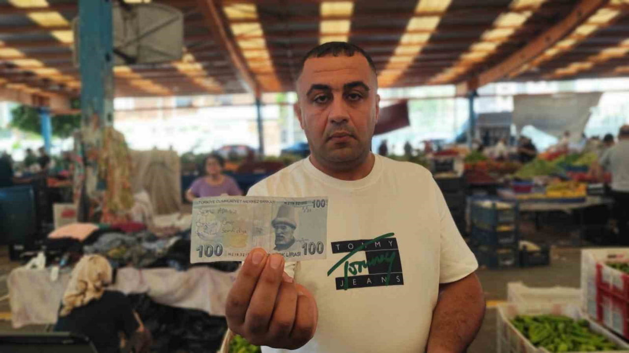 ADANA'DA SEMT PAZARINDA KİMLİĞİ HENÜZ BELİRLENEMEYEN BİR KİŞİ, ÜZERİNE "ÖMER, ÖZGE'Yİ ÇOK SEVİYOR....