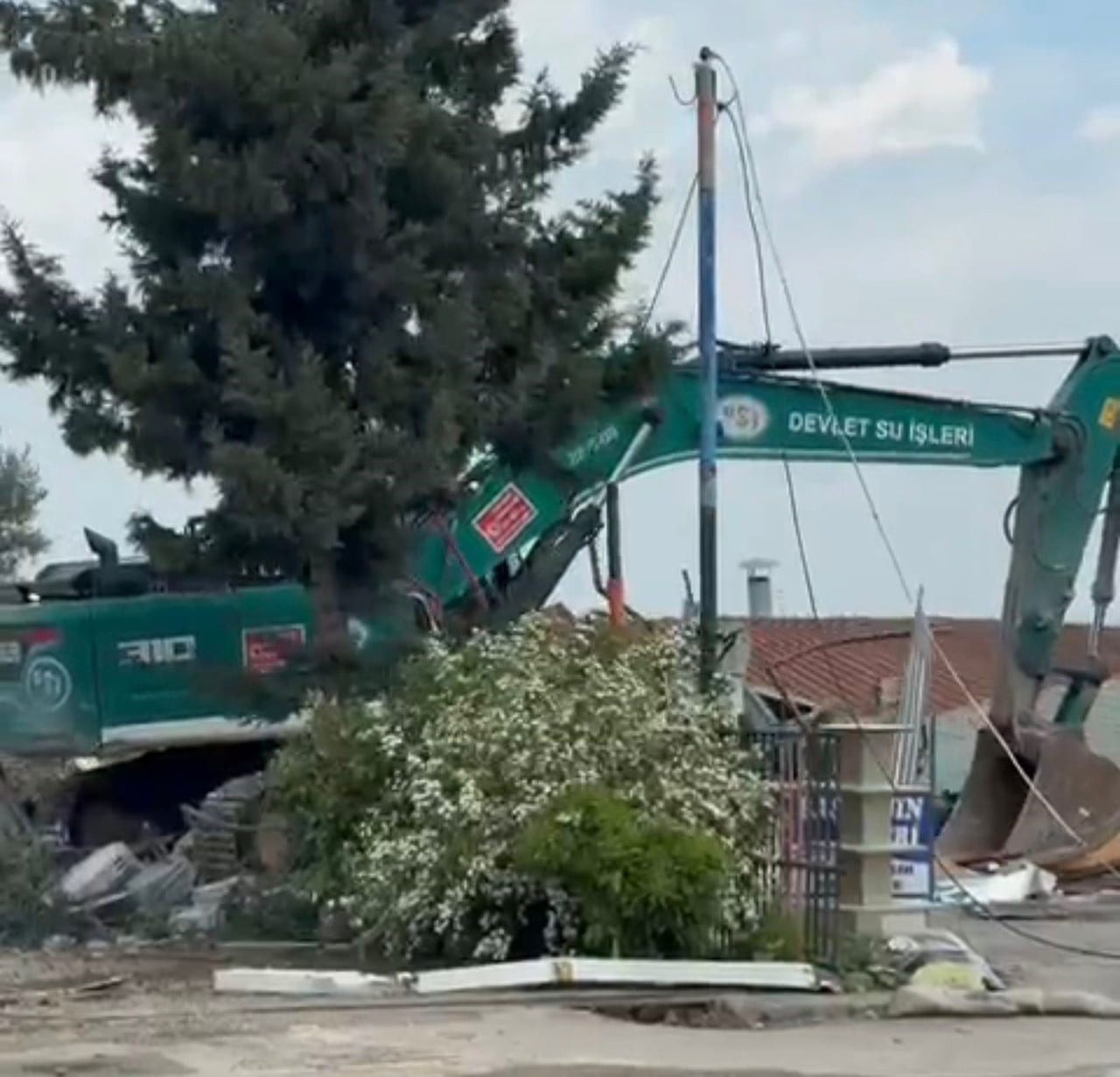 ADANA'DA SEYHAN BARAJ GÖLÜ KIYISINDAKİ KAÇAK YAPILARIN YIKIMI VE ENKAZ KALDIRMA ÇALIŞMALARI DEVAM...