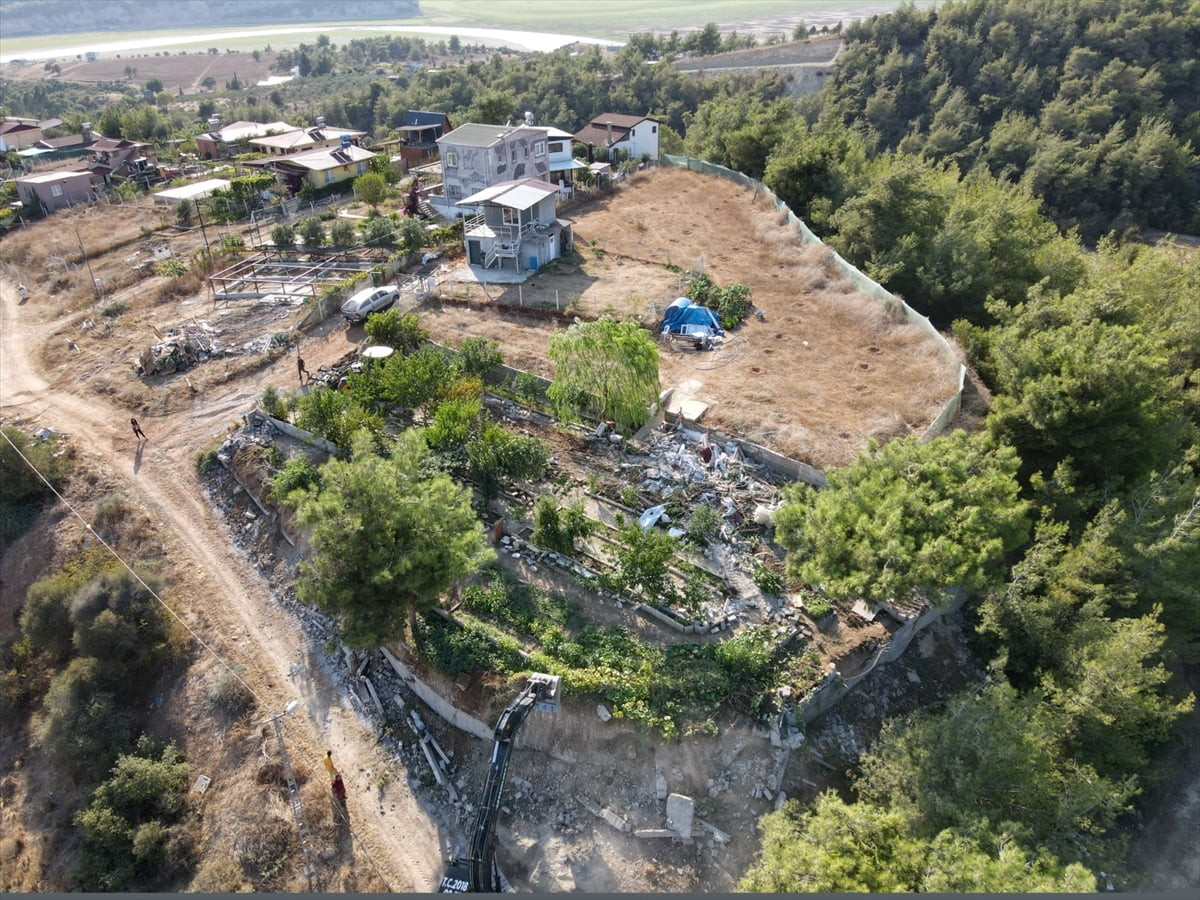 Adana'da Seyhan Baraj Gölü kıyısındaki kaçak yapıların yıkımı ve enkaz kaldırma çalışmaları devam...