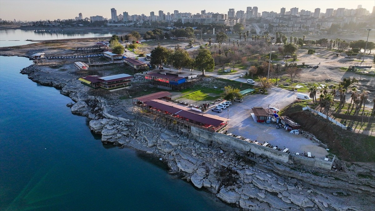 Adana'da Seyhan Baraj Gölü kıyısındaki kaçak yapılaşma ve işgallere karşı yıkım kararı...