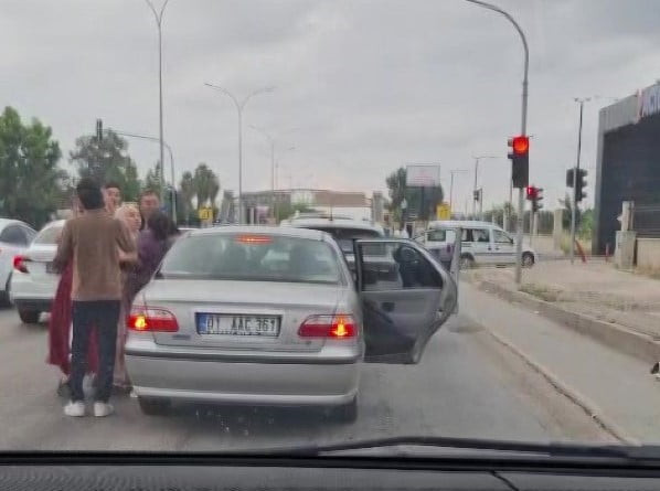 ADANA'DA SEYİR HALİNDEKİ BİR OTOMOBİLİN BAŞKA BİR ARACIN ÖNÜNÜ KESMESİYLE BAŞLAYAN VE KADINLARIN...