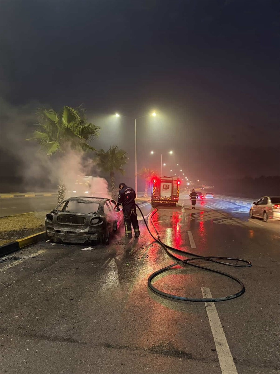 Adana'da seyir halindeyken alev alan ve sürücüsünün inmesinin ardından kontrolsüz şekilde...