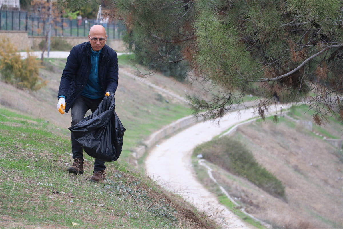 Adana'da sosyal medya aracılığıyla buluşan gönüllüler, el birliğiyle Seyhan Nehri'nin çevresini...