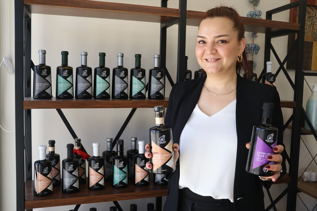 Adana'da su ürünleri mühendisi Yasemin Mutlu, ailesinin yetiştirdiği zeytinlerden elde ettiği...