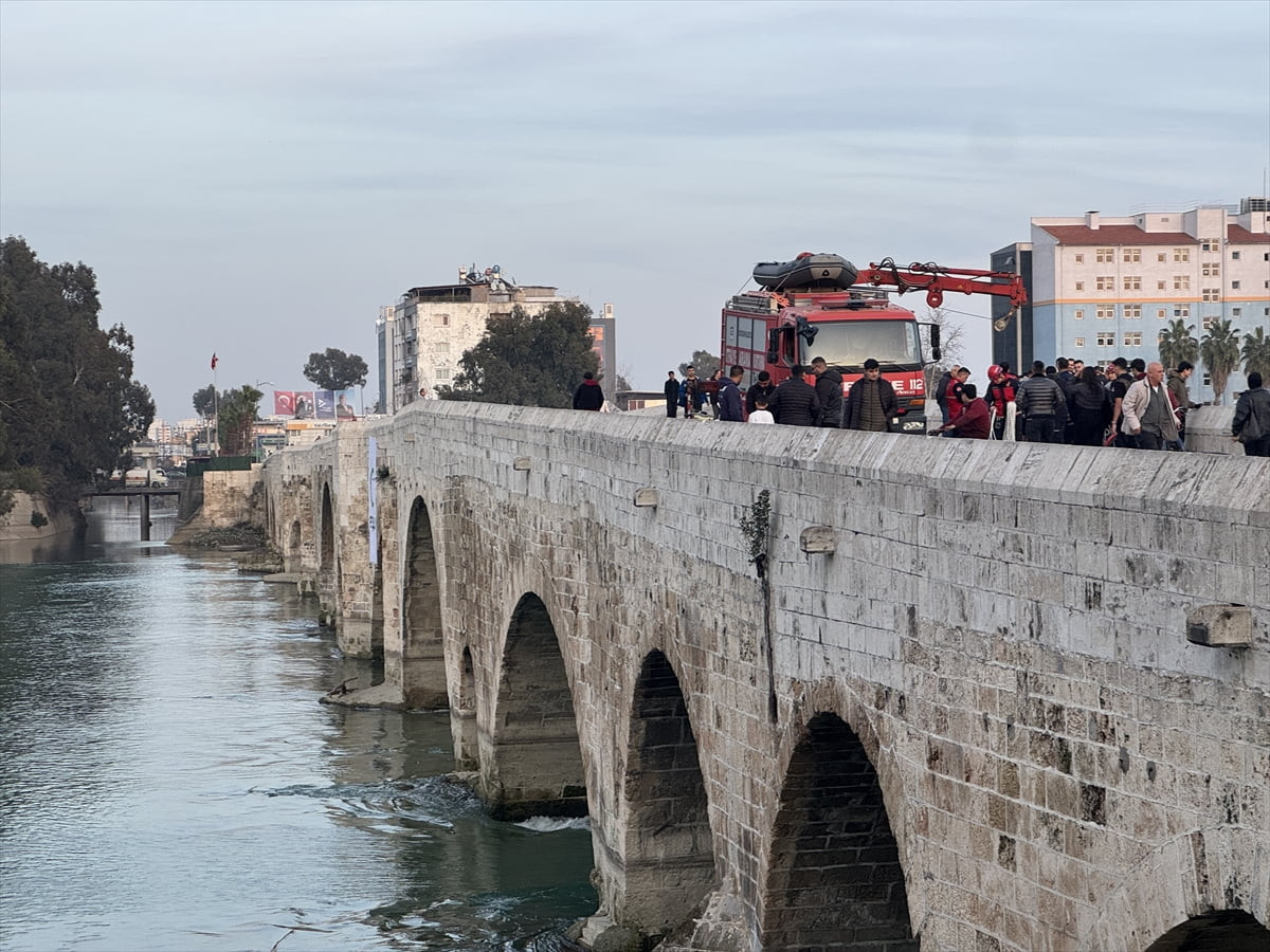 Adana'da tarihi Taşköprü civarında nehre balon dizmek için açılan kayıkta akıntıya kapılan iki...