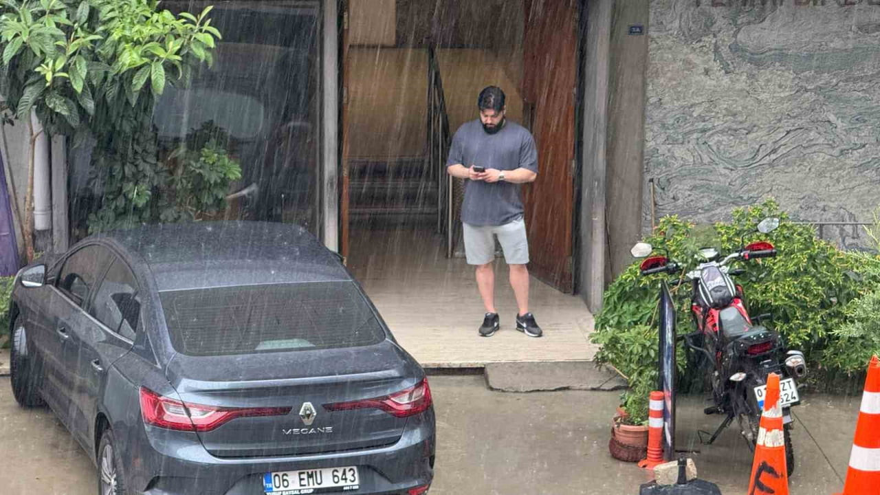 ADANA'DA TEMMUZ AYINDA KISA SÜRELİ SAĞANAK YAĞIŞ ETKİLİ OLDU.