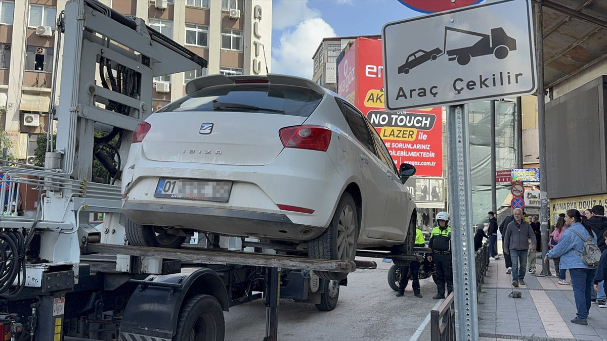 Adana'da trafik denetiminde araçlarını hatalı park ettikleri belirlenen 150 sürücüye para cezası...