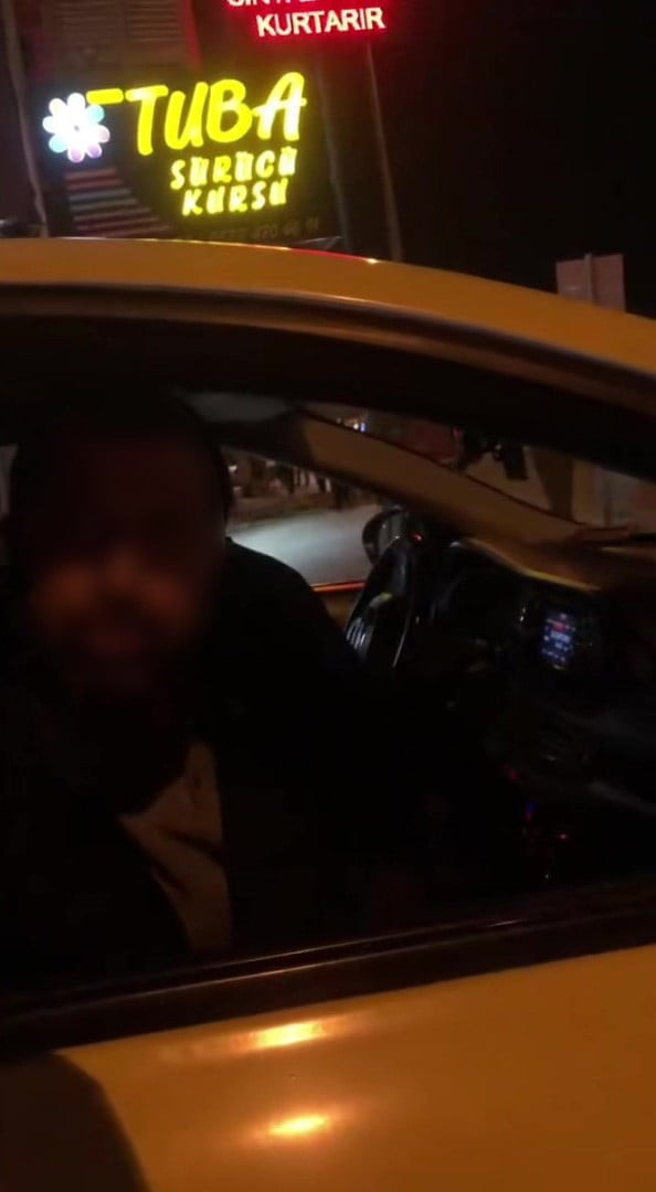 ADANA'DA TRAFİKTE YOL VERME MESELESİ YÜZÜNDEN MOTOSİKLET SÜRÜCÜSÜYLE TARTIŞAN TAKSİCİ...