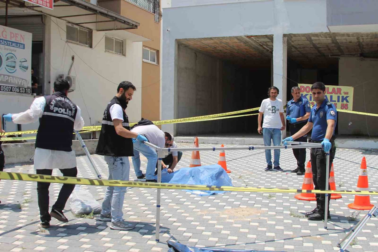 ADANA'DA UYUŞTURUCU BAĞIMLISI OLDUĞU ÖNE SÜRÜLEN GENÇ, PARA VERMEYİ REDDEDEN EMEKLİ POLİS BABASINA...
