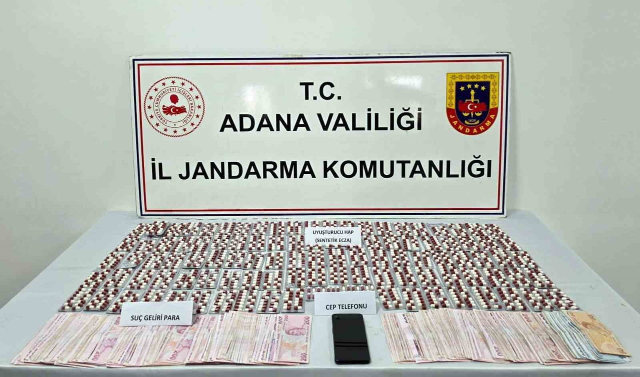 ADANA'DA UYUŞTURUCU OPERASYONUNDA YAKALANAN ŞÜPHELİ TUTUKLANIRKEN OPERASYONDA BİN 433 SENTETİK...