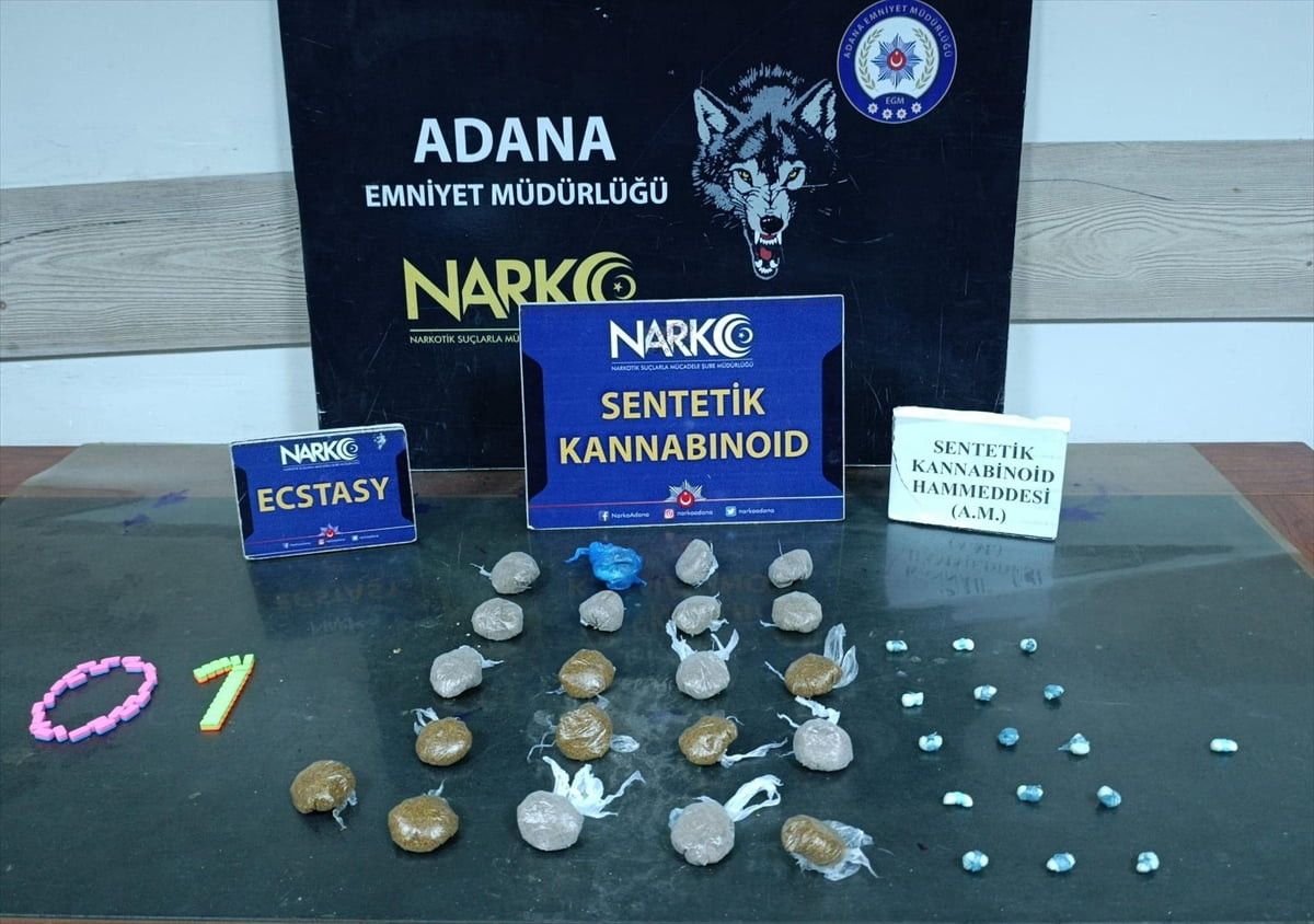 Adana'da uyuşturucu satıcılarına yönelik operasyonda gözaltına alınan 15 şüpheliden 11'i...