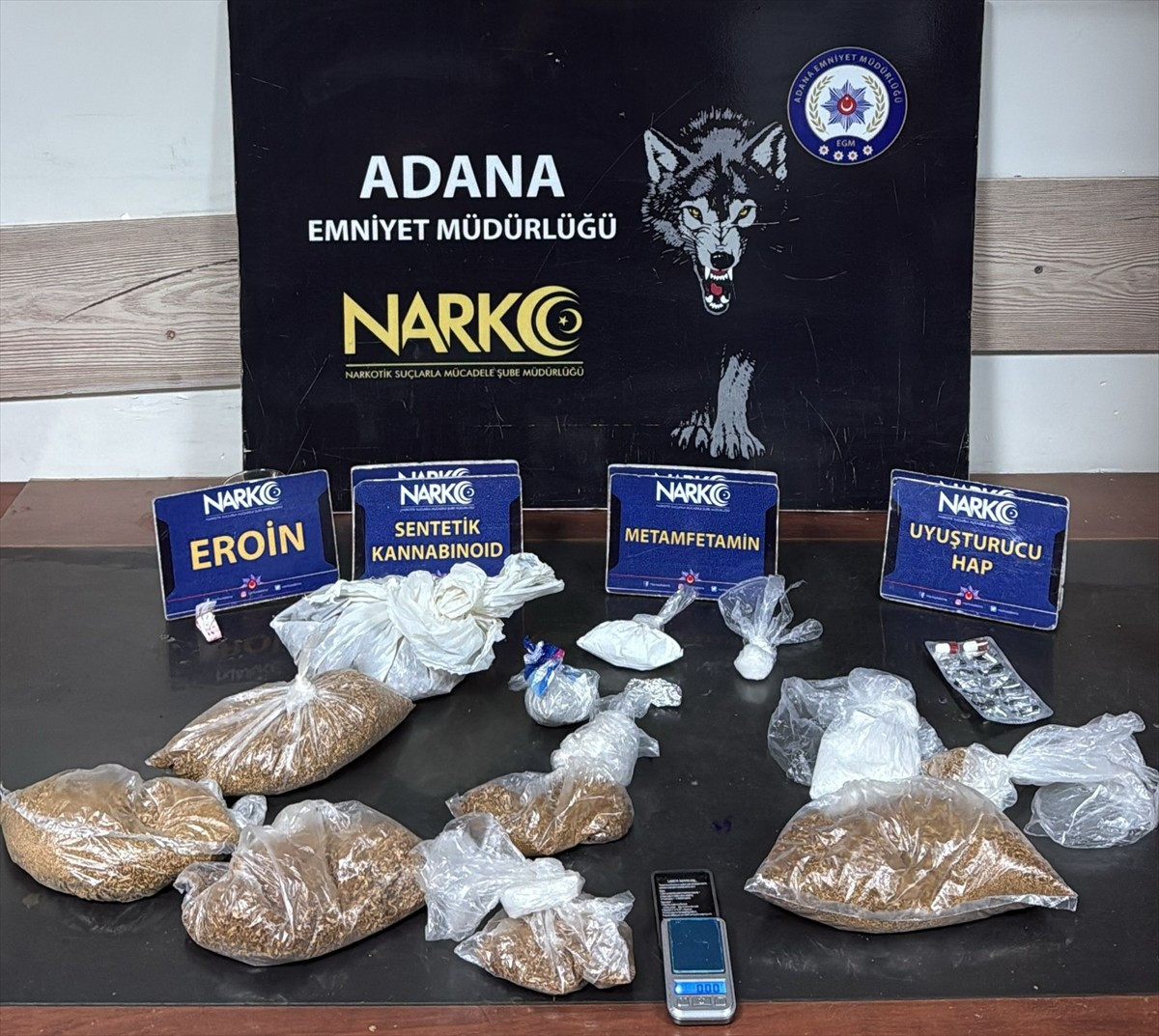 Adana'da uyuşturucu satıcılarına yönelik operasyonda gözaltına alınan 5 şüpheli tutuklandı....