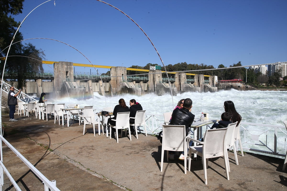 Adana'da yağışlar nedeniyle seviyesi yükselen Seyhan Barajı'ndan kontrollü su tahliyesi devam...