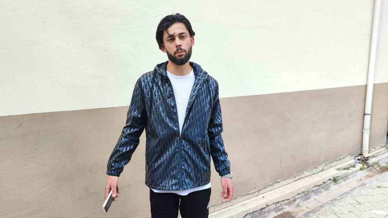 ADANA'DA YANGINDA BABA VE BEBEĞİNİ KURTARARAK GÜNDEME GELEN VE "KAHRAMAN İŞÇİ" OLARAK ANILAN...