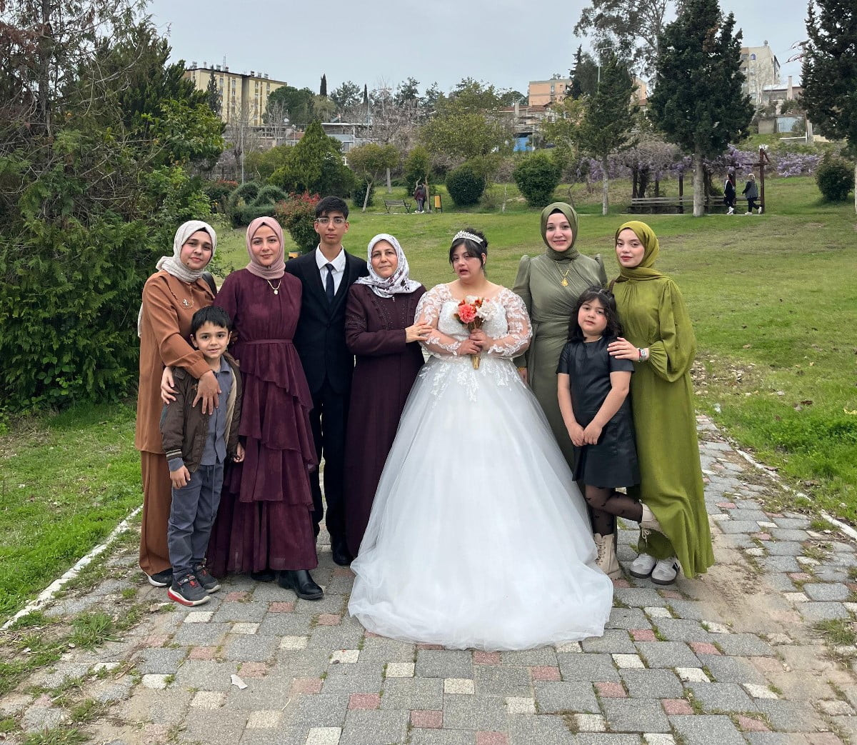ADANA'DA YAŞAYAN DOWN SENDROMLU GÜLAYFER AKGÜL'ÜN (26) YILLARDIR KURDUĞU GELİNLİK GİYME VE DÜĞÜN...