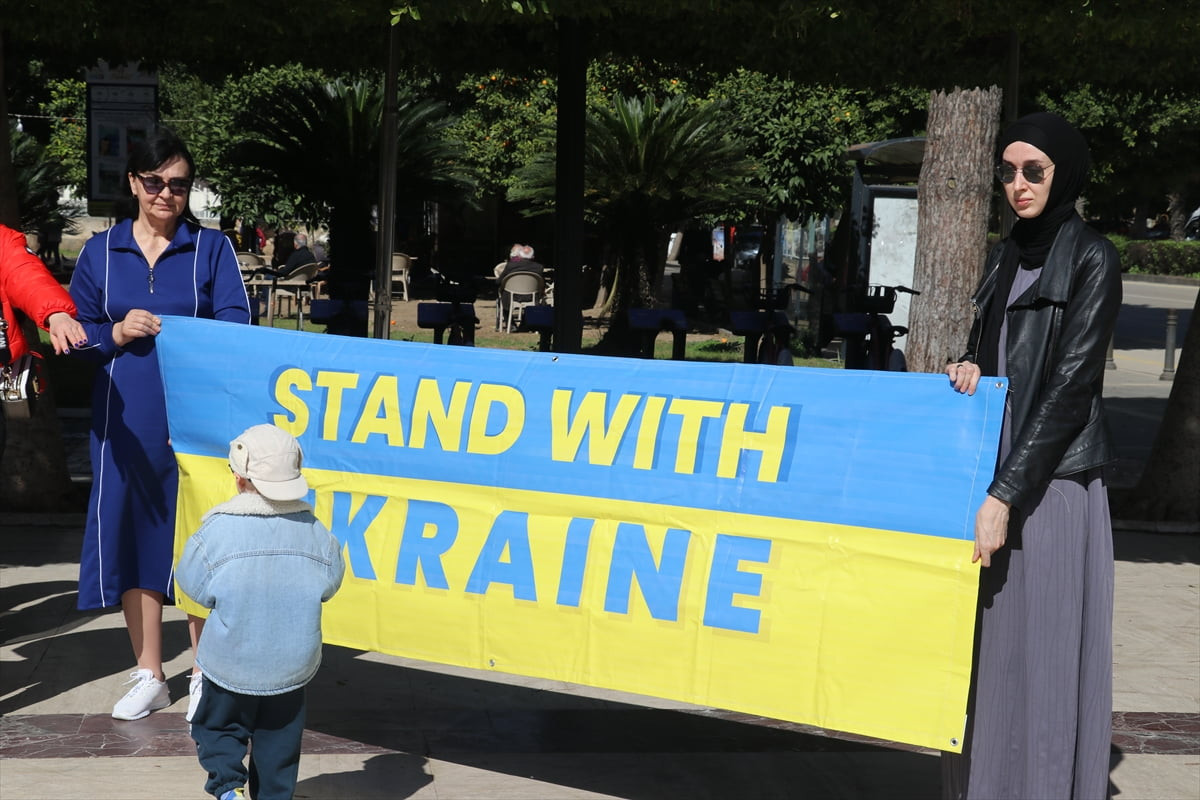 Adana'da yaşayan Ukraynalılar, Rusya'nın ülkelerine açtığı savaşın 4. yıl dönümünde bir araya...