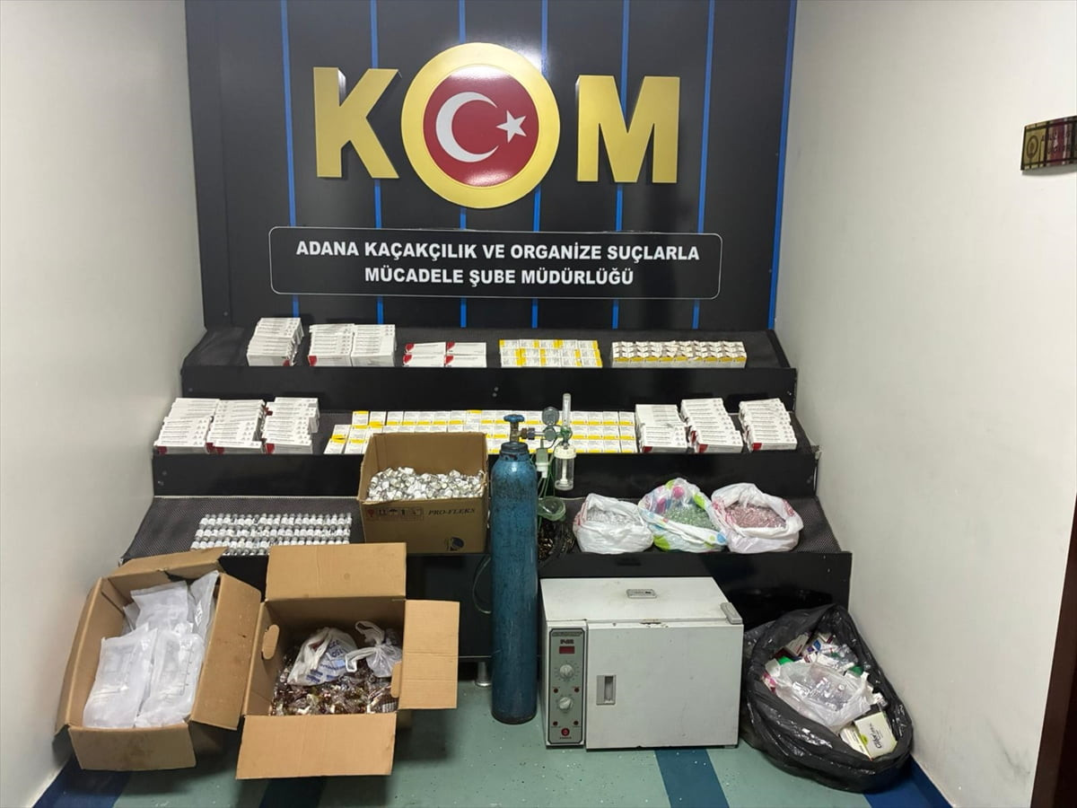 Adana'da, yetkisiz işlem yapıldığı belirlenen sağlık kabininde 8 bin 180 ilaç ve 5 tıbbi cihaz ele...