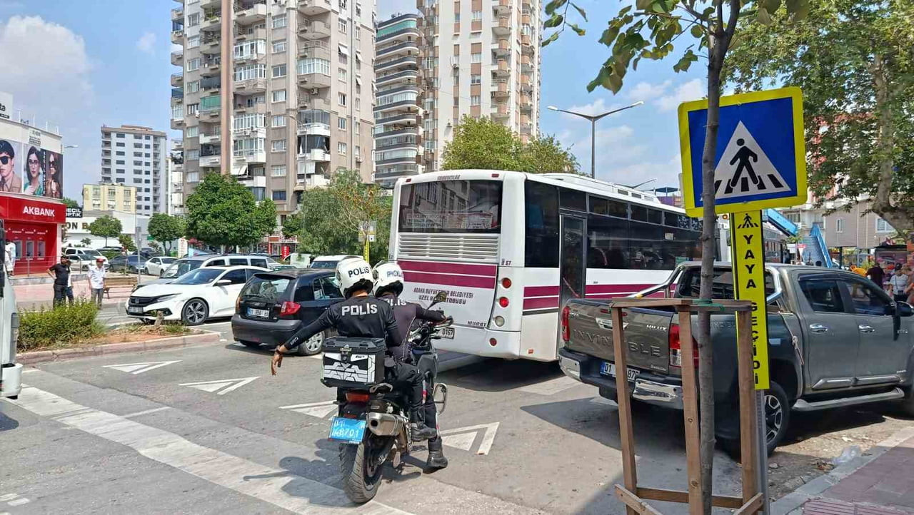 ADANA'DA YOLUN KARŞISINA GEÇMEK İSTEYEN GENÇ KIZ YOLCU MİNİBÜSÜNÜN ÇARPMASI SONUCU HAYATINI...