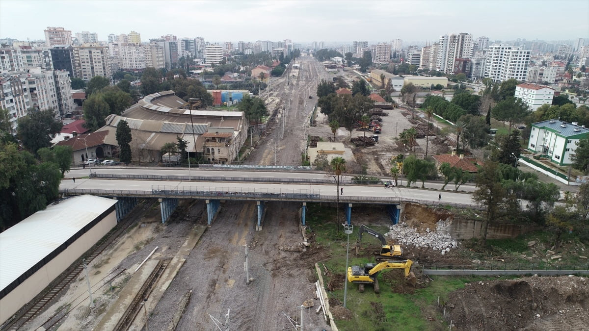  Adana'da yüksek hızlı tren projesi kapsamında yıkımına karar verilen Kasım Gülek Köprüsü'nde...