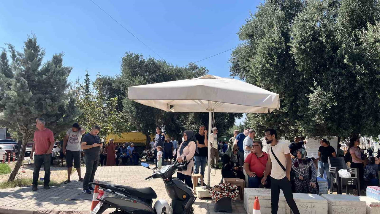 ADANA'DA YÜKSEKÖĞRETİM KURUMLARI SINAVINA (YKS) GİREN ADAYLARIN BABALARI DA EVLATLARINI BABALAR...