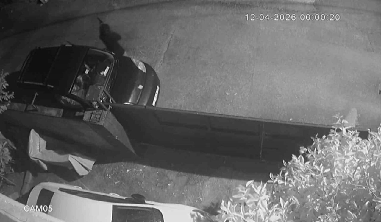 ADANA'DA YÜZÜNÜ MOTOSİKLET KASKIYLA GİZLEYEN ŞÜPHELİ, BİR MÜSTAKİL EVE TÜFEKLE DEFALARCA ATEŞ...