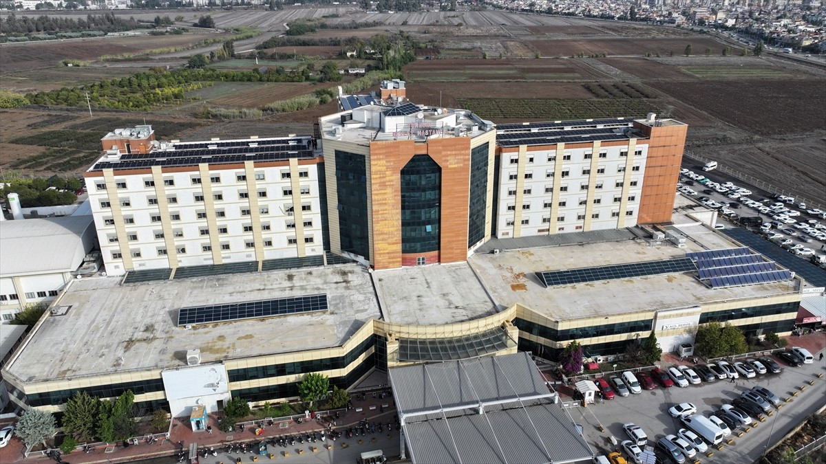 Adana'daki Yüreğir Devlet Hastanesi, çatısına ve açık otoparkına kurulan güneş panelleriyle enerji...