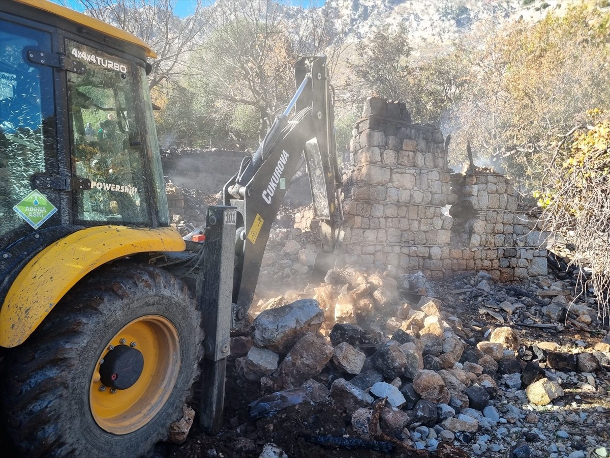 Adana'nın Aladağ ilçesinde evinde çıkan yangında 85 yaşındaki Alzheimer hastası kadın yaşamını...