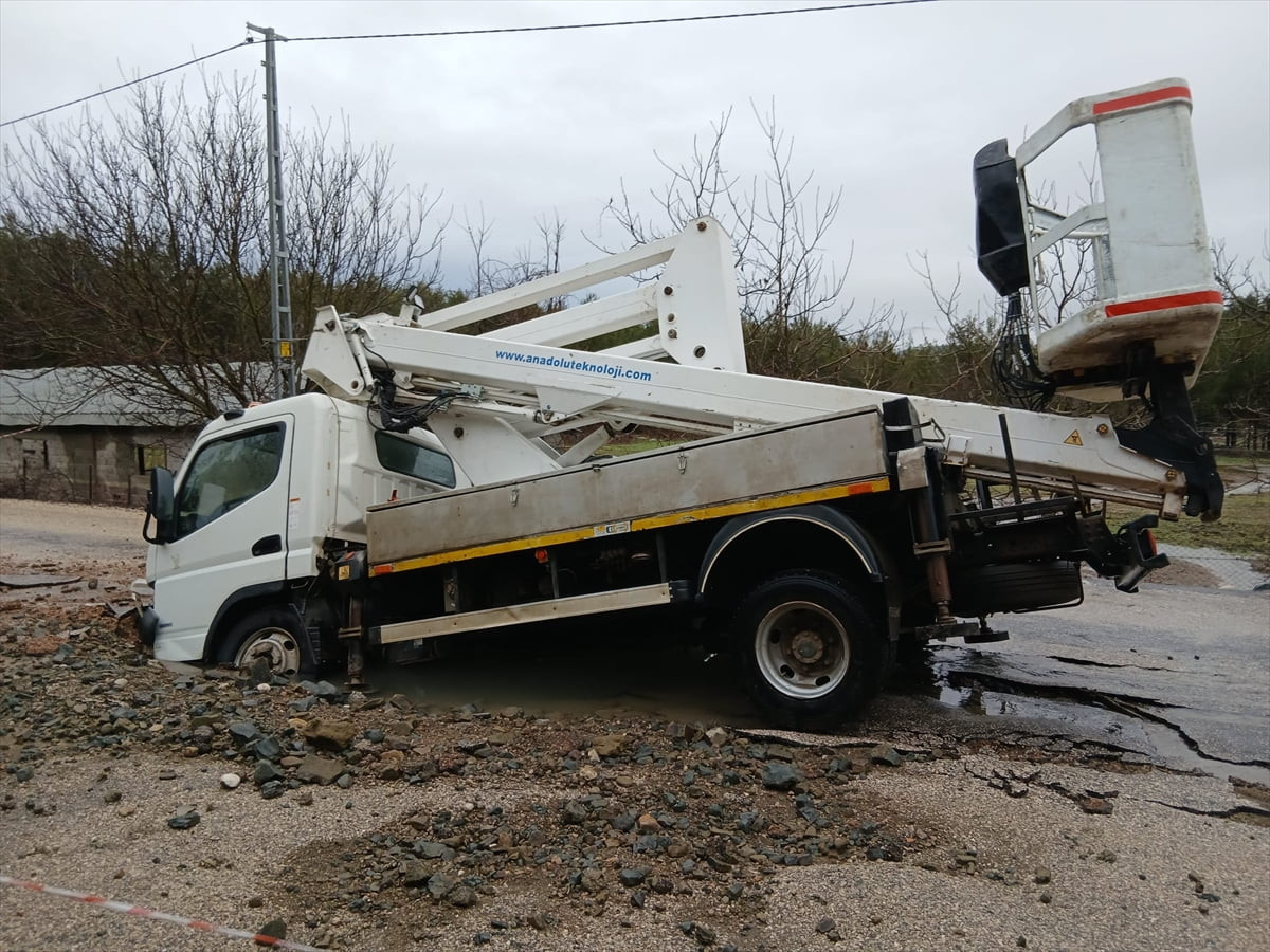Adana'nın Aladağ ilçesinde, su borusunun patlaması nedeniyle oluşan çukura düşen araçta hasar...