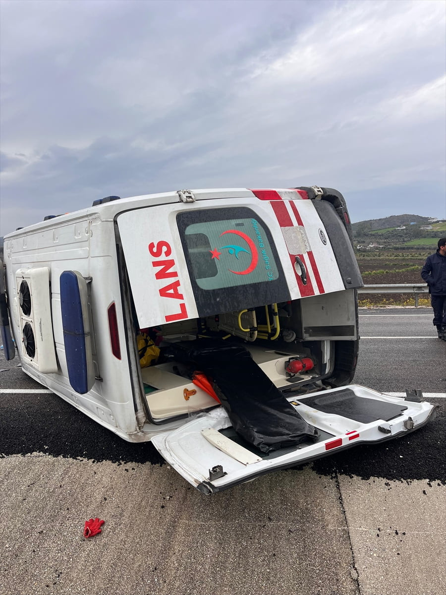 Adana'nın Ceyhan ilçesinde devrilen ambulanstaki 3 sağlık personeli yaralandı.